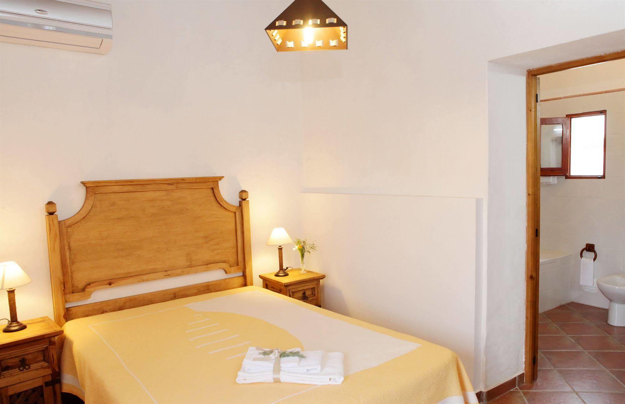 Casas Do Palheiro Velho Guest House คาสโตรมาริม ภายนอก รูปภาพ